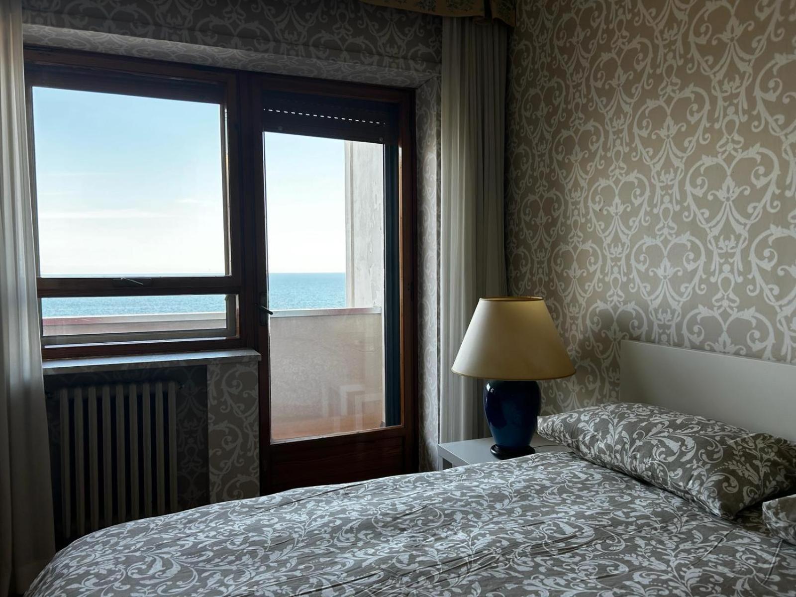 Front Beach Apartment - 3 Bedrooms バーリ エクステリア 写真