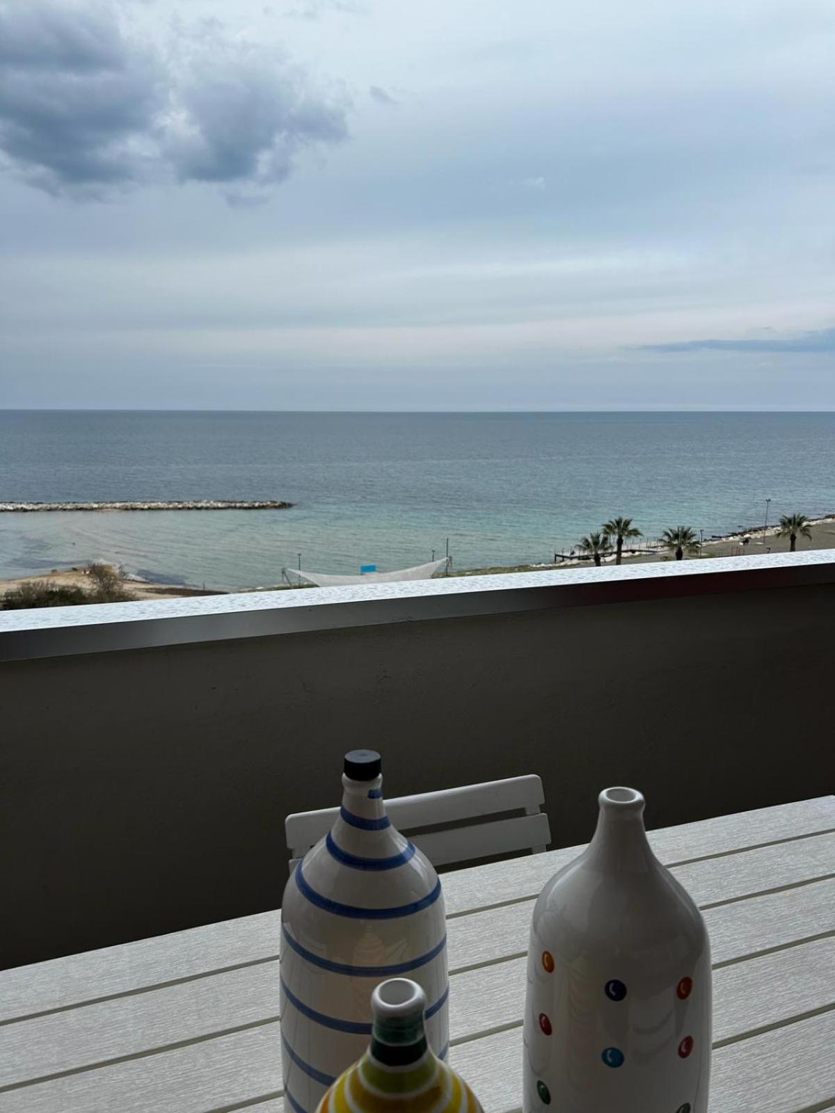 Front Beach Apartment - 3 Bedrooms バーリ エクステリア 写真