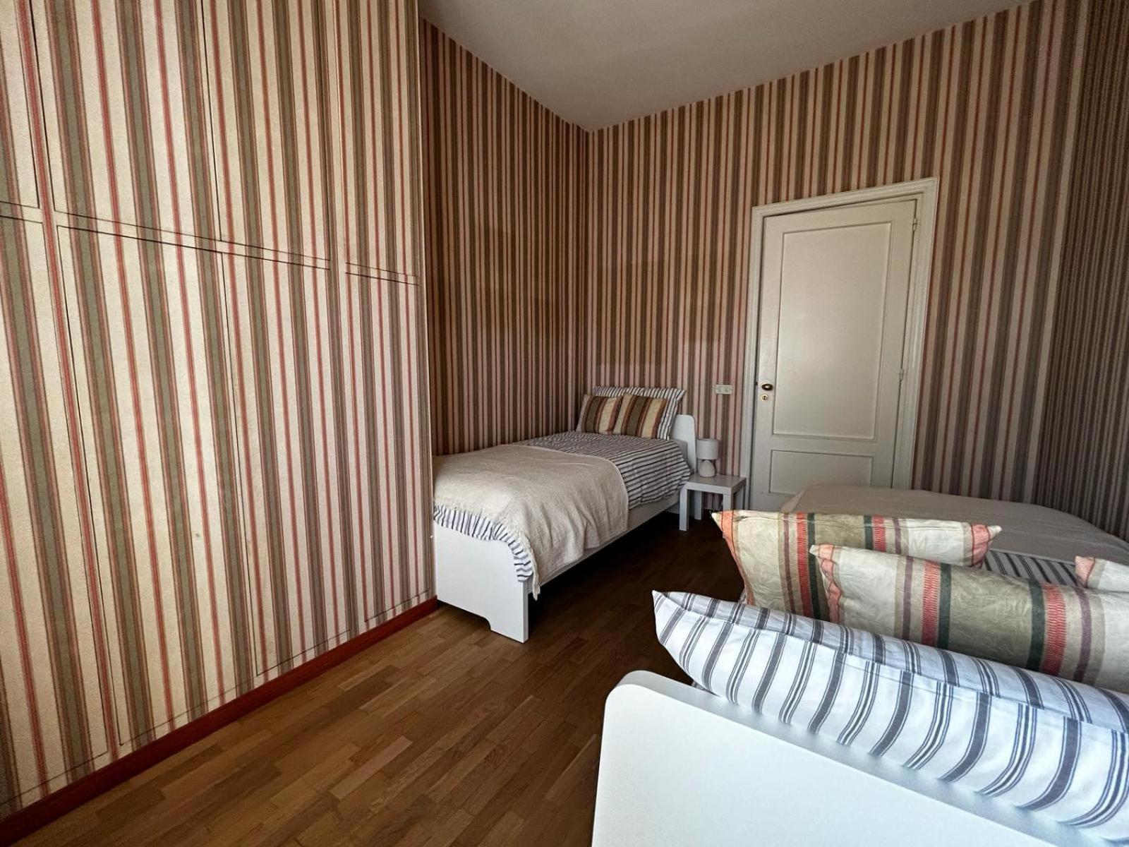 Front Beach Apartment - 3 Bedrooms バーリ エクステリア 写真
