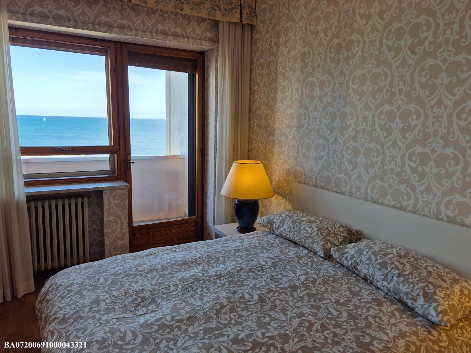 Front Beach Apartment - 3 Bedrooms バーリ エクステリア 写真